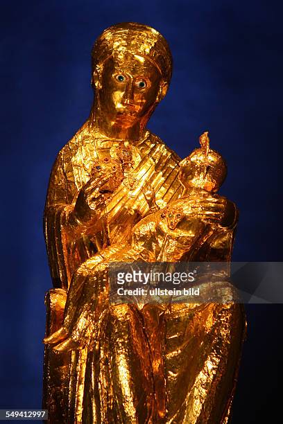 Deutschland. Essen: die Goldene Madonna im Essener Dom. Sie ist die aelteste bekannte vollplastische Marienfigur der Welt. Die Entstehung um 980 .