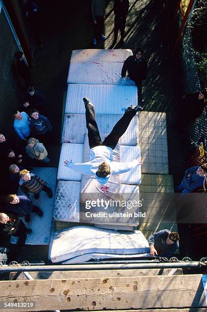 Germany, Duesseldorf: Childrens stunt.- Actors school MK Movie Kids; children practicing how to jump and fall of a hight up to 7 m.