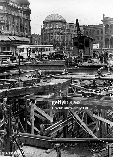 Germany Free State Prussia Berlin Berlin Reorganisation of Berlin: Construction of the U-Bahn at the Potsdamer Platz; in background the Haus...