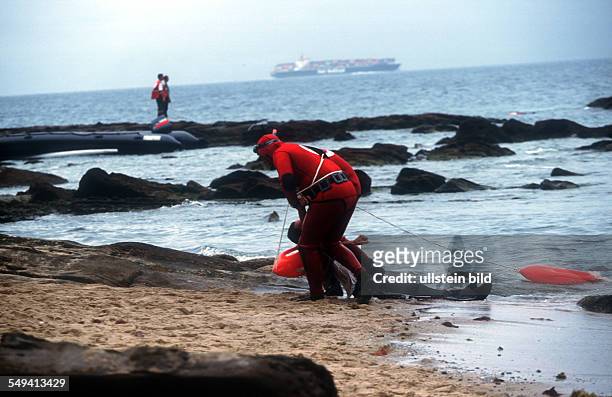 Spain, Africans try to immigrate over the straits of Gibraltar. The Cruz Roja finds a dead person in the water
