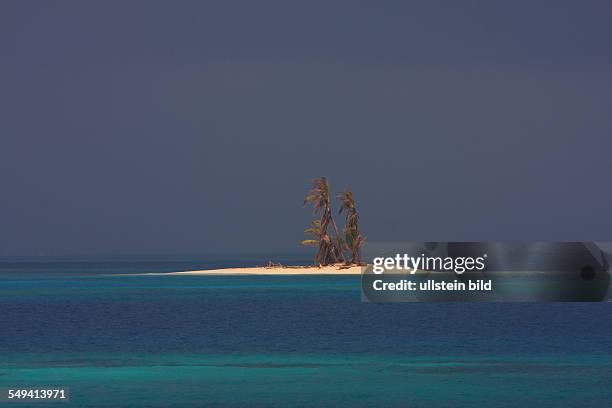 Panama, central America, San Blas: Coco Banderos Cays. Island group in the area Kuna Yala. Because of the climate change the sea level rises and wash...