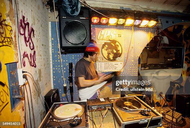 Germany, Berlin: Hip Hop in Berlin.- Kreuzberg; the turkish young person Tamer, DJ at Islamic Force and CPS practicing.