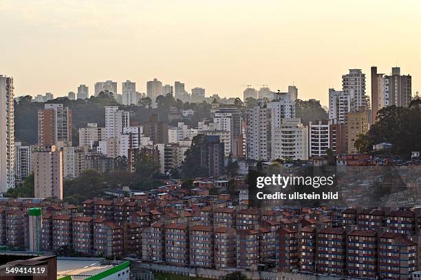 Sao Paulo; moderne Favela "Singapura" i.V., i.H. Wohnhäuser