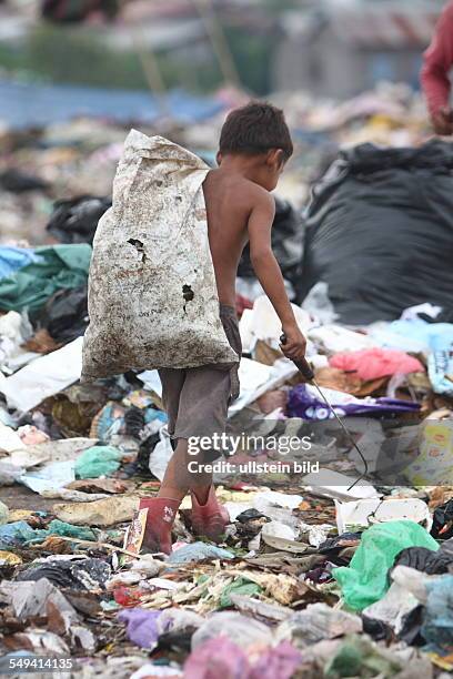 Cambodia. Phnom Penh. The garbage dump Smoky Mountains in the district Steung Meanchey. Children and adults are collectiing garbage here for...