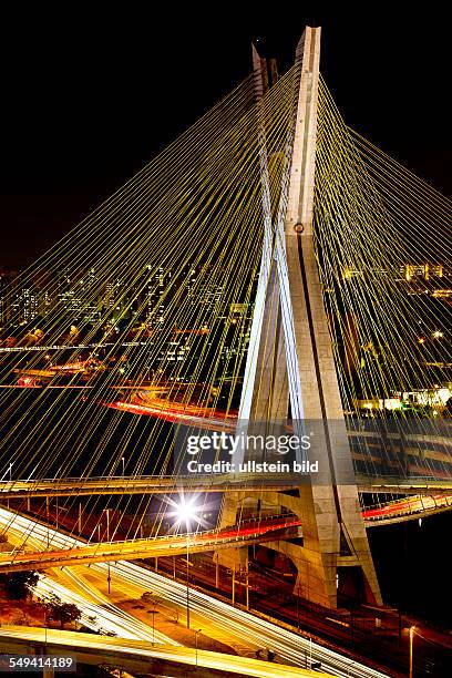 Bridge Ponte Estaiada Octávio Frias de Oliveira, cable-stayed bridge over the Rio Pinheiros