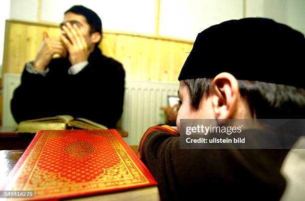 Germany, Bottrop: Koranic school at the weekend in the association of the Islamic Community Cologne . Community in Bottrop-Welheim; boys group during...