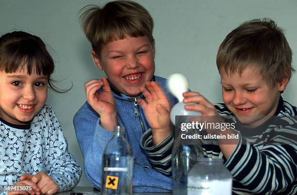 Germany, Ruhr area, Essen, Katernberg: Municipal kindergarten, Joseph-Oertgen-Weg, natural sciences in the early childhood. Nick, Andrea, Nathalie ,...