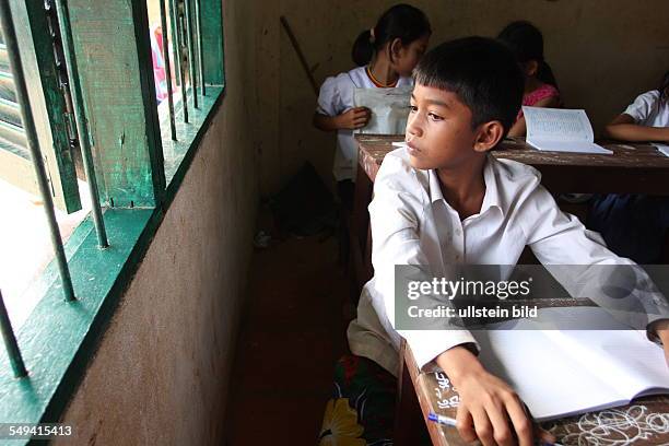 Cambodia. Sihanoukville: Sihanoukville: in the quarter Kleng Leu the Dutchman Cees Shamuleau tries with his school project " Mondol Op' thom school"...