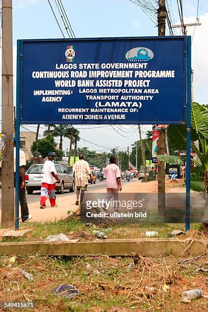 Nigeria, Lagos. Stadteil Ijora im Ghanaer Quarter, Ghetto. Hinweisschild auf ein Strassenprojekt das von der Weltbank unterstuetzt wird.