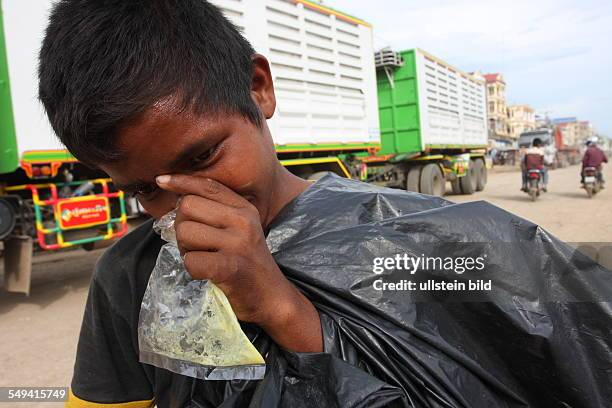 Cambodia, Poipet:. Border region between Cambodia and Thailand. Thousands of Cambodian people shuttle every day for working on the "rong glua", the...