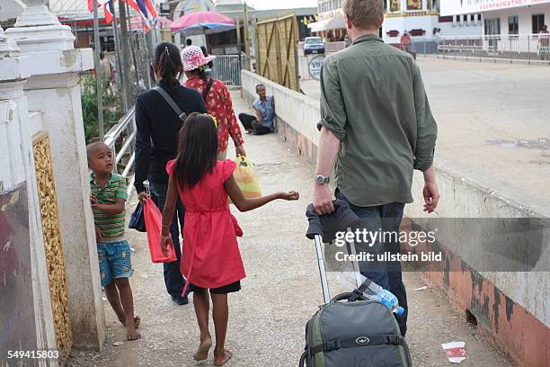 Cambodia, Poipet:. Border region between Cambodia and Thailand. Thousands of Cambodian people shuttle every day for working on the "rong glua", the...