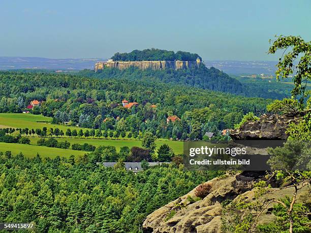 Deutschland: Saechsische Schweiz, Blick vom Kleinhennersdorfer Stein ueber Haeuser des Kurortes Gohrisch zur Festung Koenigstein