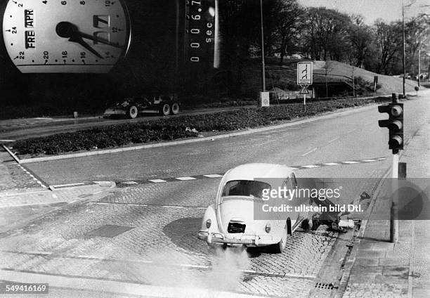 The red light camera documanting a traffic accident - 1972 Vintage property of ullstein bild
