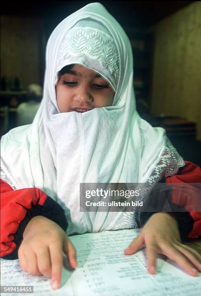 Germany, Bottrop: Koranic school at the weekend in the association of the Islamic Community Cologne . Community in Bottrop-Welheim; girls group...