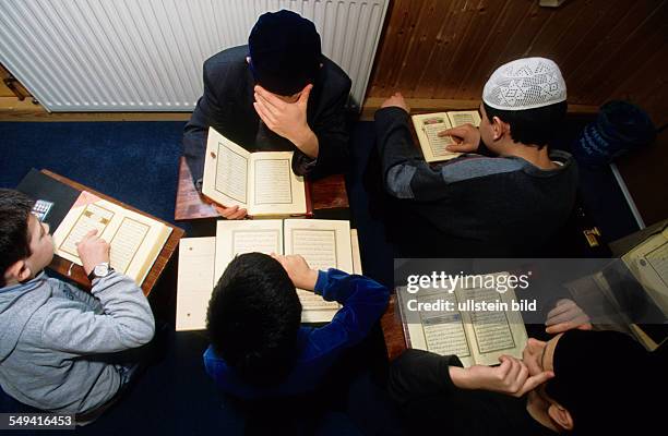 Germany, Bottrop: Koranic school at the weekend in the association of the Islamic Community Cologne . Community in Bottrop-Welheim; boys group during...