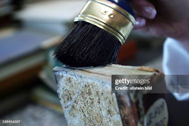 Leipzig: restoration of books, which were damaged in the fire of the Anna-Amalia-Library