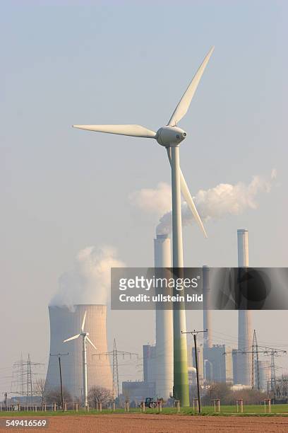 Wind energy plant near the STEAG hard-coal fired power plant