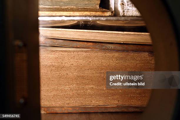 Leipzig: restoration of books, which were damaged in the fire of the Anna-Amalia-Library