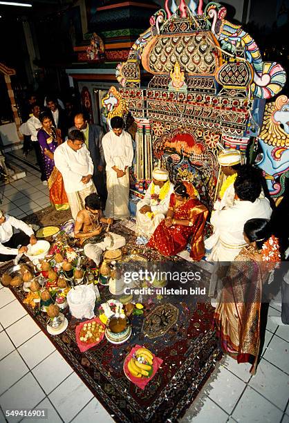 Germany, Hamm, 1999: Hindu-Tamils in Germany.- Wedding ceremony in the Sri Sithivinayagar Temple.