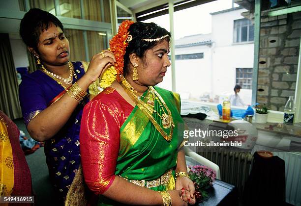 Germany, Hamm, 1999: Hindu-Tamils in Germany.- Before the wedding ceremony the bride is dressed up once more, Sri Sithivinayagar Temple.