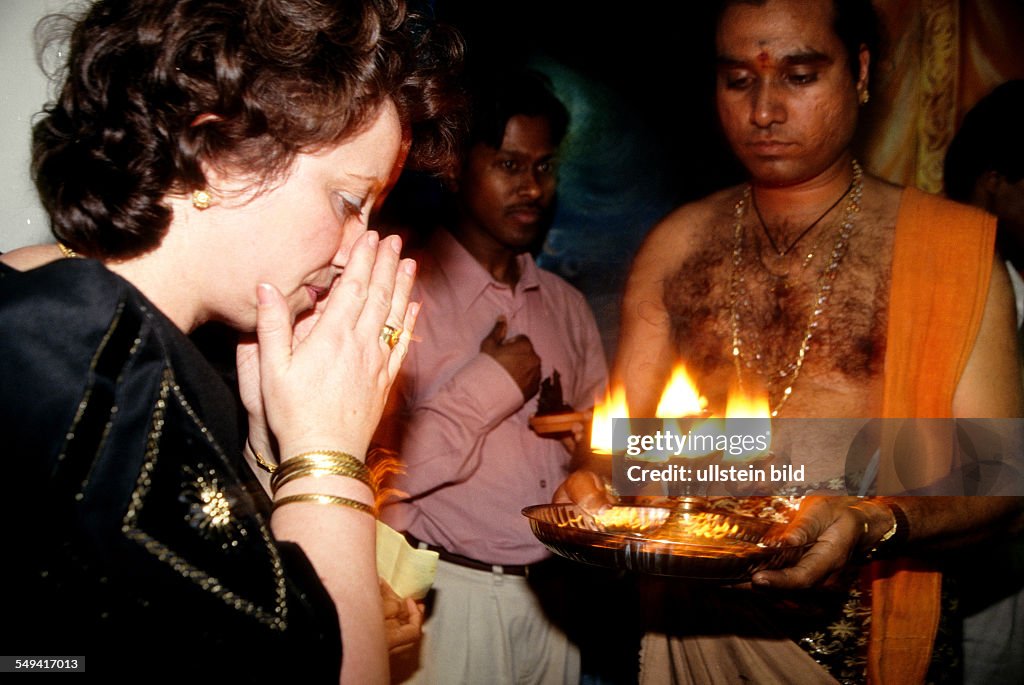 DEU, Germany, Hamm, 1999: Hindu-Tamils in Germany.- A German woman takes part in the annual temple celebration in the Sri Kamadschi Ambal Temple.