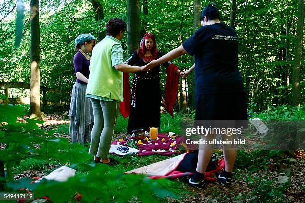 Deutschland. Dortmund, Berghofen. Die Hexe und Ritualfrau Minerva praktiziert ein germanisch keltisches Ritual zur Sommersonnen Wende. Der Kraftplatz...