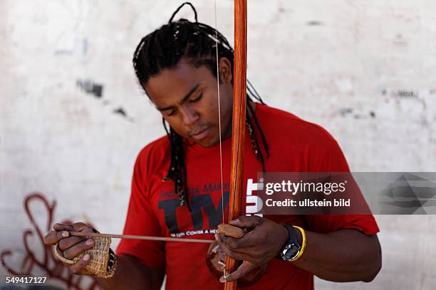 Mann fertigt ein Berimbau, brasilianisches Saiteninstrument
