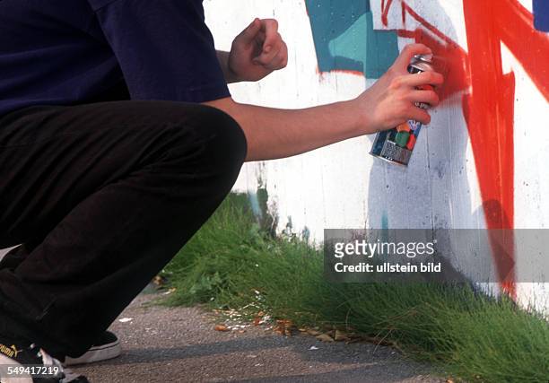HipHop und Sprayer Szene in Monheim. Ein Sprayer an einer "legalen Wand".