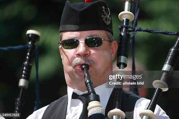 Germany, Xanten: Bagpipers during the Highland Games which took place next to the Eastern embankment.