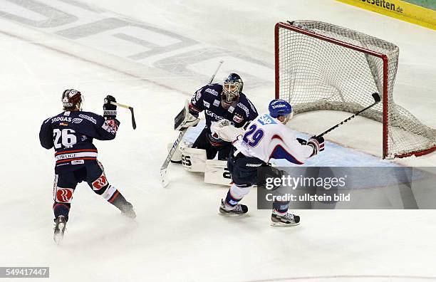 Florian Busch, Torwart Rob Zepp, Denis Reul, Zweikampf, Aktion, Spielszene, Tor zum 0:1 , EHC Eisbaeren Eisbären Berlin - Adler Mannheim, Sport,...