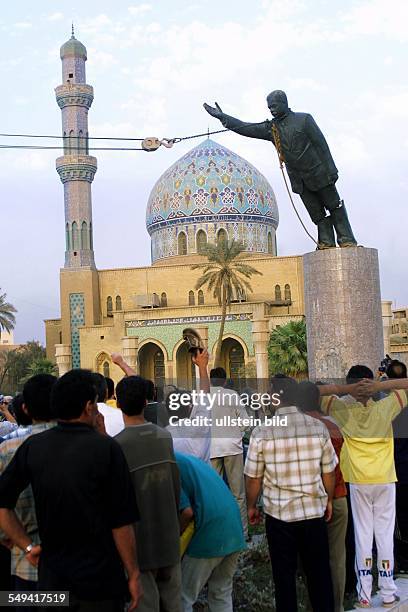 Iraq, Bagdad: US american troops move into the center of Bagdad to the Al-Ferdous square . The bust of Saddam Hussein will be dismantled