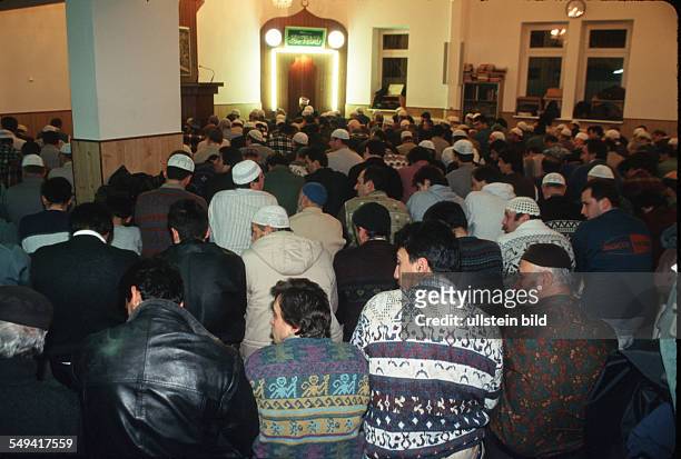 Germany, Berlin, : Turks in Germany -Time of Ramazan; evening-prayer in the mosque Sehitler.