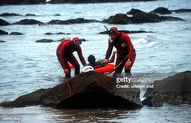 Spain, Africans try to immigrate over the straits of Gibraltar. The Cruz Roja finds a dead person in the water.