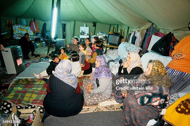 Turkey, Mittelmeer, Duezce: After the earthquake.- Children sleeping next to their grandmother in the large tent, Kaynasil near Dueze.