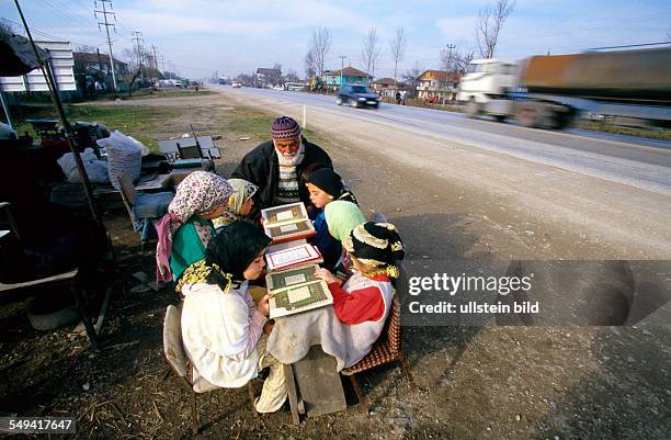 Turkey, Mittelmeer, Duezce: After the earthquake.- A hoca teaching little children how to read the Koran at the roadside in Kaynasil near Dueze.