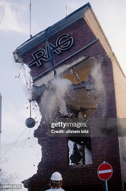 Germany, Essen, : Mining; pulling down of the old Ruhrkohle AG administration building at Essens main station.