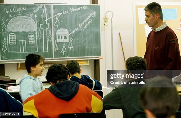 Germany, Duisburg: Islamic instruction in the Theodor-Koenig comprehensive school. 6th class, Hueseyin Cetin, a Turkish religious education teacher.