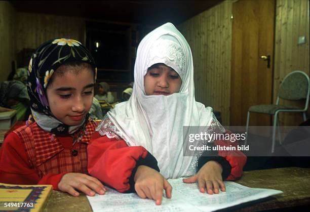 Germany, Bottrop: Koranic school at the weekend in the association of the Islamic Community Cologne . Community in Bottrop-Welheim; girls group...