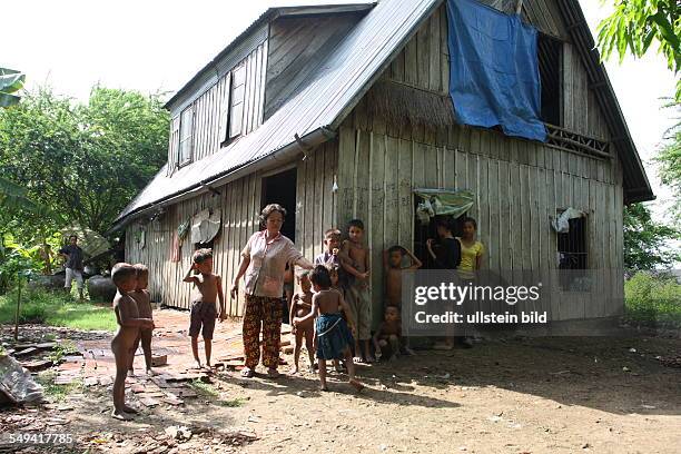 Kambodscha. Battambangl. People in a brickworks are hold like slaves. The Don Bosco school project helps the children to get an education