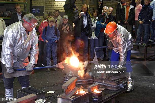 Germany, NRW, Hattingen: Demonstrating of casting in the former Henrichs iron and steel works. The Henrichs iron and steel works was one of the most...