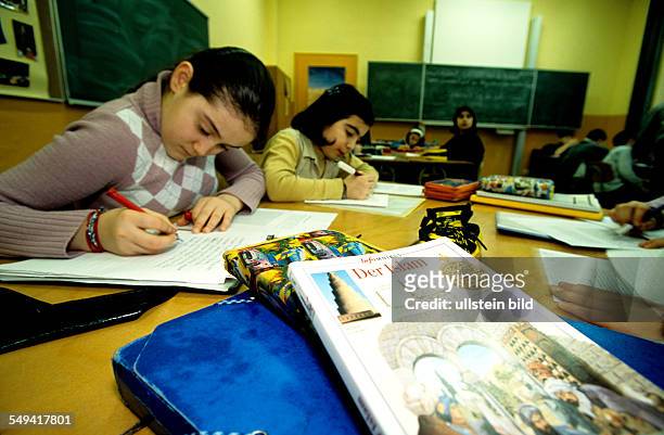 Germany, Duisburg: Primary school Bruckhausen; 300 pupils and a foreigners portion of 85 %. Islamic instruction in class 3a/b.