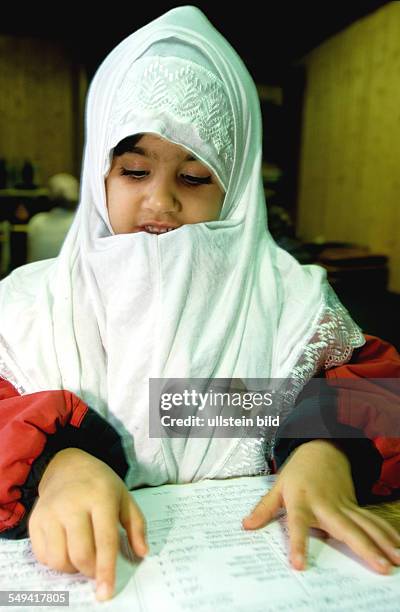 Germany, Bottrop: Koranic school at the weekend in the association of the Islamic Community Cologne . Community in Bottrop-Welheim; girls group...