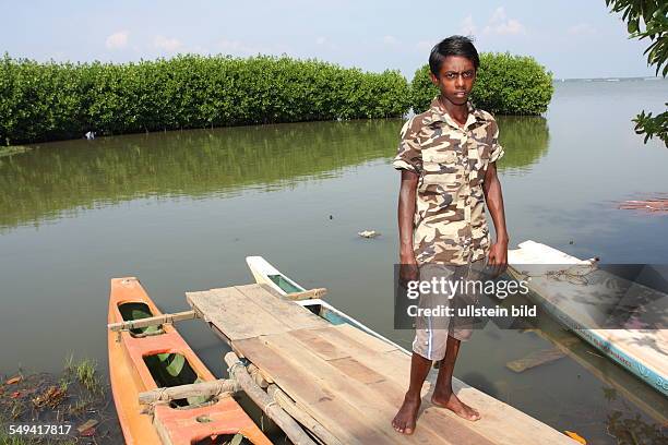 Sri Lanka, Uswetaketyawa: The Salesian fight against pedophilia and helps the young boys to get education. A boy standing on a landing stage