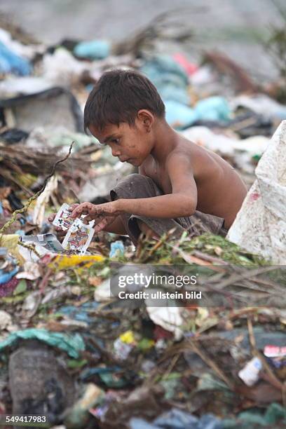 Cambodia. Phnom Penh. The garbage dump Smoky Mountains in the district Steung Meanchey. Children and adults are collectiing garbage here for...