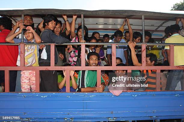 Cambodia. Border region between Cambodia and Thailand. Thousands of Cambodian people shuttle every day for working on the "rong glua", the market in...