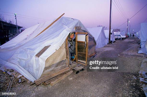 Turkey, Mittelmeer, Duezce: After the earthquake.- The provisional accommodation/tent city; a woman in her homemade hut.