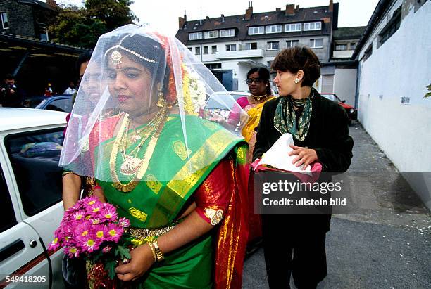 Germany, Hamm, 1999: Hindu-Tamils in Germany.- Weeding ceremony; the bride on her way to the Sri Sithivinayagar Temple.