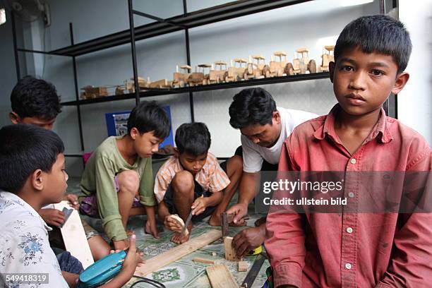 Cambodia. Sihanoukville: Sihanoukville: in the quarter Kleng Leu the Dutchman Cees Shamuleau tries with his school project " Mondol Op' thom school"...