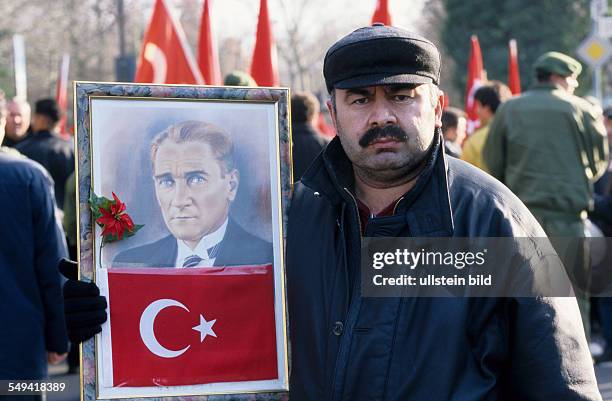 Deutschland, Bonn: Turks demonstrating for the extradition of the PKK leader Oecalan from Italy back to Turkey.