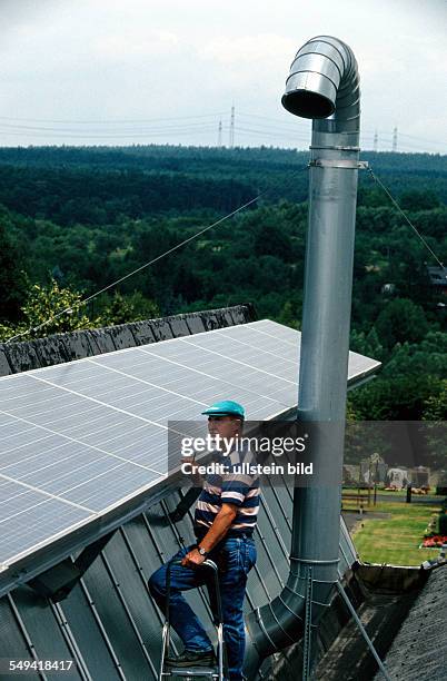 Deutschland, Alzenau. ASE Photovoltaikzellen auf dem Dach der Firma Treffert als Fenster Abschattung - Solarstadt Alzenau.